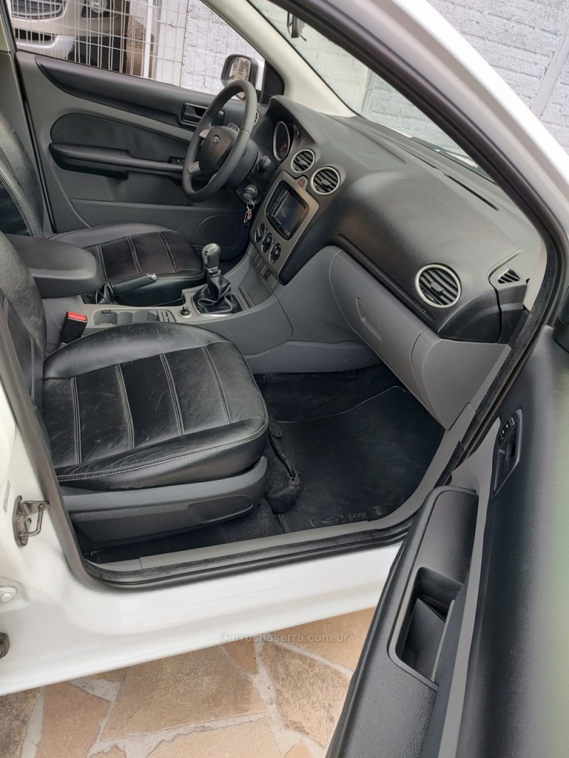 FOCUS 1.6 8V FLEX 4P MANUAL - 2012 - TRêS COROAS
