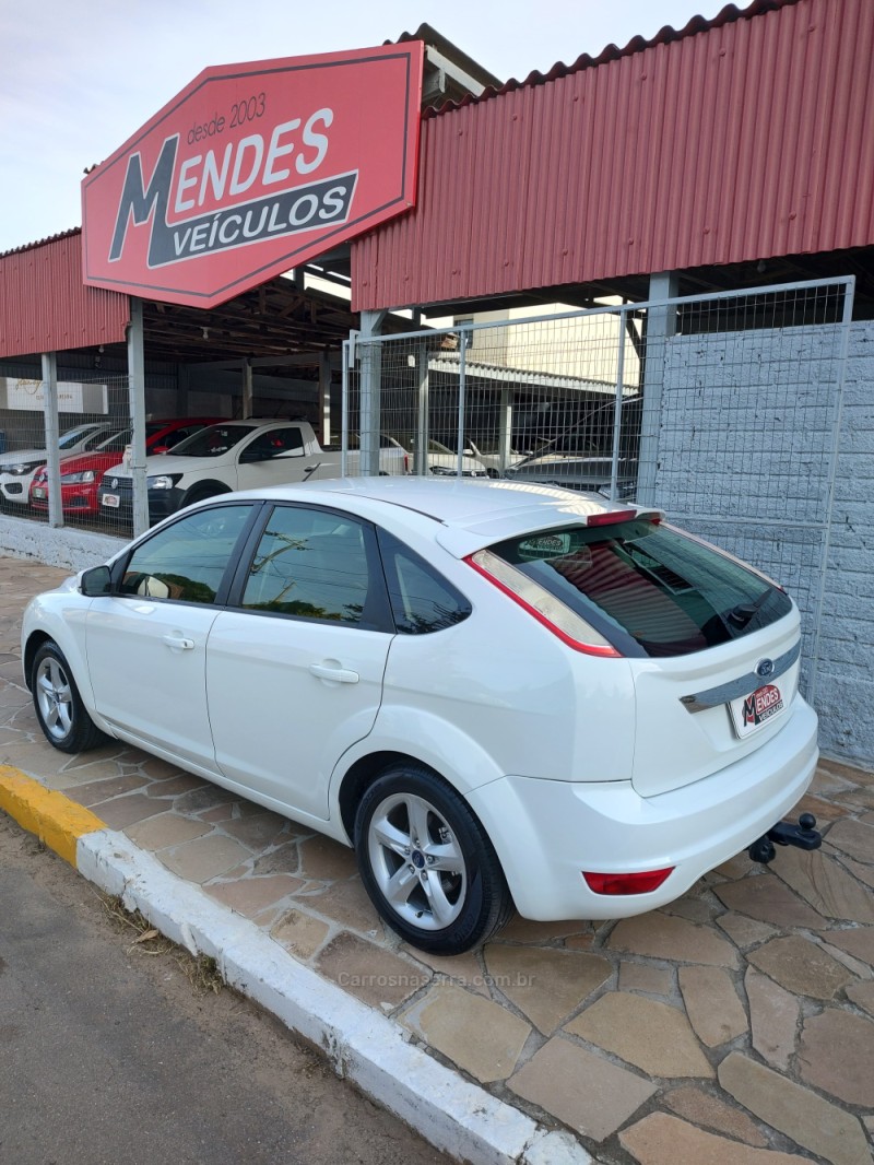 FOCUS 1.6 8V FLEX 4P MANUAL - 2012 - TRêS COROAS