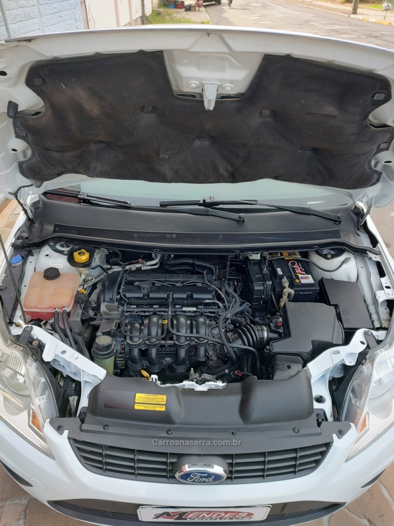 FOCUS 1.6 8V FLEX 4P MANUAL - 2012 - TRêS COROAS