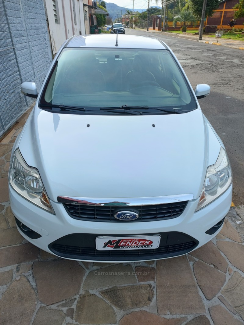 FOCUS 1.6 8V FLEX 4P MANUAL - 2012 - TRêS COROAS