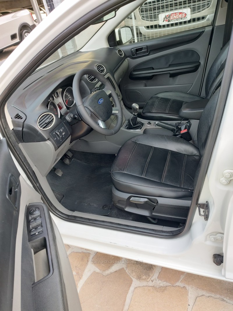 FOCUS 1.6 8V FLEX 4P MANUAL - 2012 - TRêS COROAS