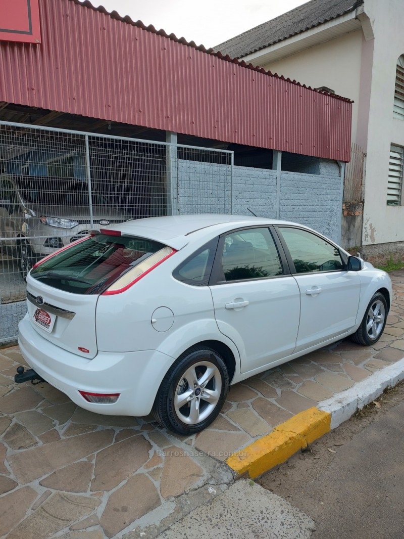 FOCUS 1.6 8V FLEX 4P MANUAL - 2012 - TRêS COROAS