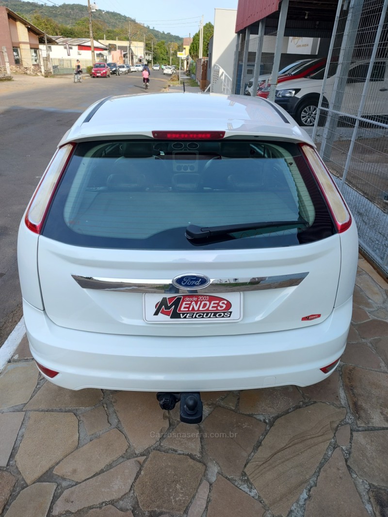 FOCUS 1.6 8V FLEX 4P MANUAL - 2012 - TRêS COROAS