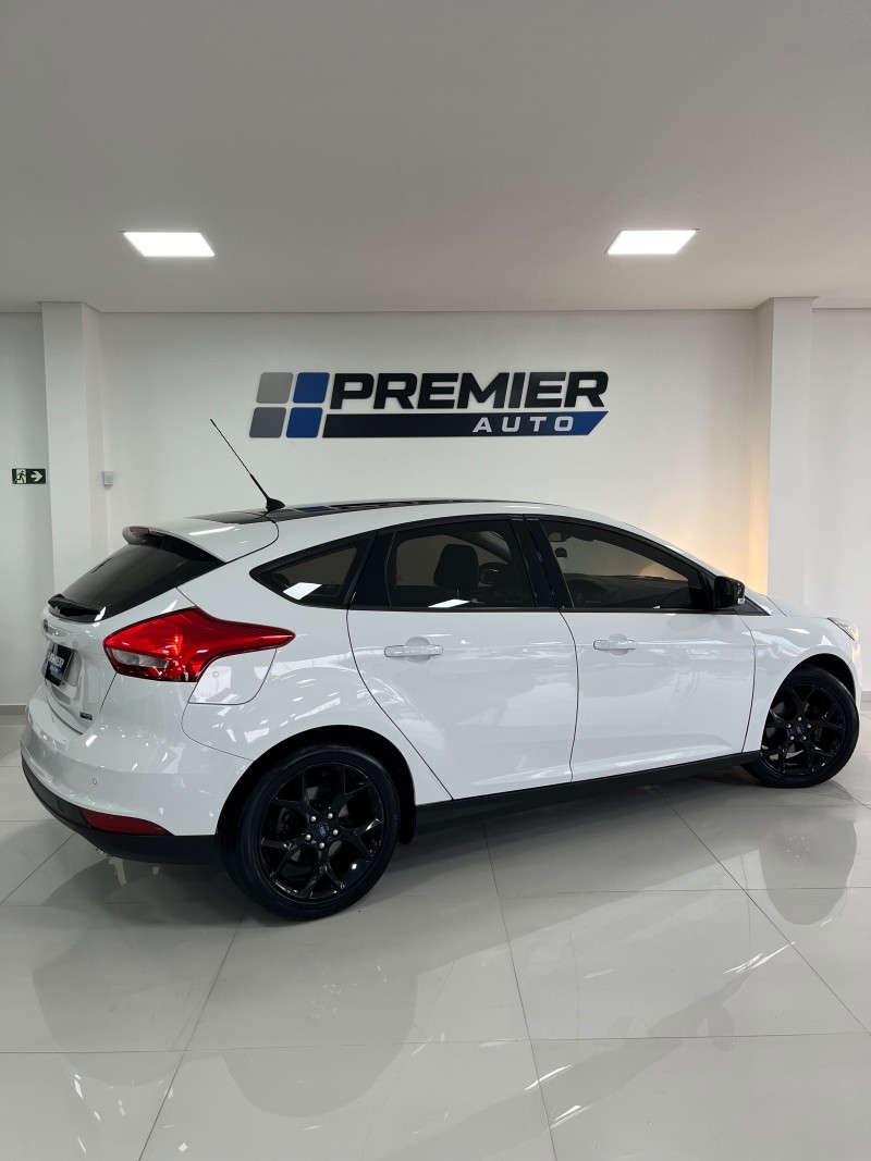 FOCUS 1.6 SE PLUS 16V FLEX 4P MANUAL - 2017 - CAXIAS DO SUL
