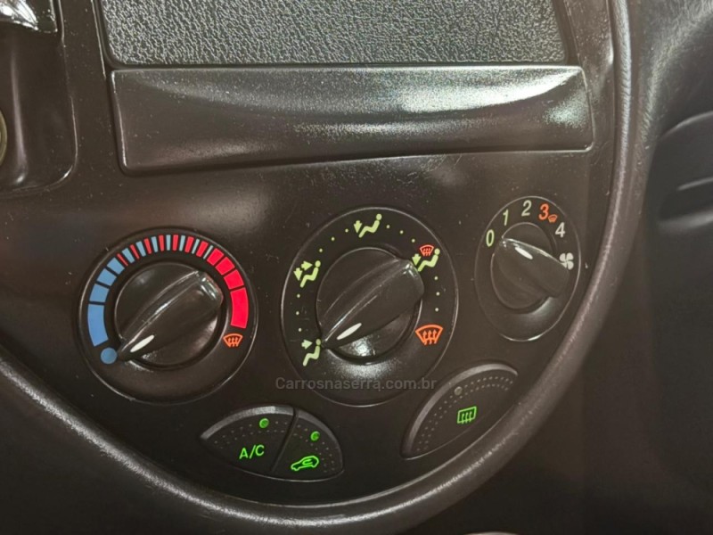 FOCUS 1.6 8V GASOLINA 4P MANUAL - 2006 - NOVO HAMBURGO
