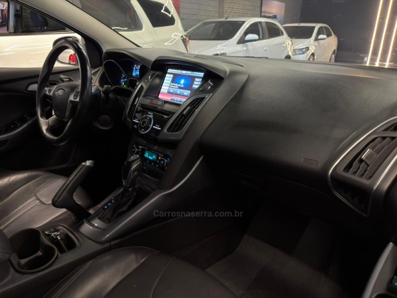 FOCUS 2.0 TITANIUM SEDAN 16V FLEX 4P AUTOMÁTICO - 2014 - ESTâNCIA VELHA
