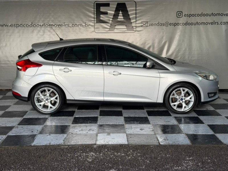 FOCUS 2.0 SE PLUS 16V FLEX 4P AUTOMÁTICO - 2016 - NOVA PRATA
