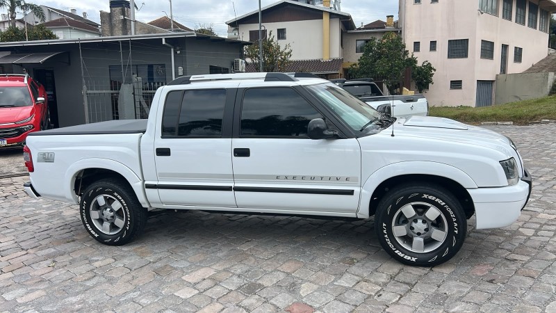 S10 2.4 MPFI EXECUTIVE 4X2 CD 8V FLEX 4P MANUAL - 2011 - FARROUPILHA