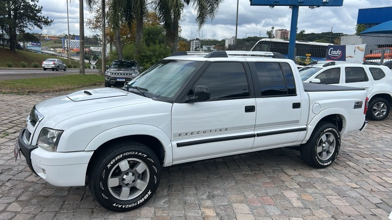 S10 2.4 MPFI EXECUTIVE 4X2 CD 8V FLEX 4P MANUAL - 2011 - FARROUPILHA