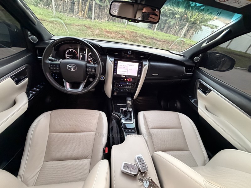 HILUX SW4 2.8 SRX 4X4 DIAMOND 16V TURBO DIESEL 4P 7 LUGARES AUTOMÁTICO - 2023 - FELIZ