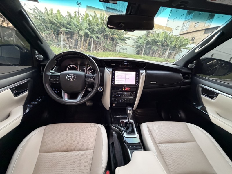 HILUX SW4 2.8 SRX 4X4 DIAMOND 16V TURBO DIESEL 4P 7 LUGARES AUTOMÁTICO - 2023 - FELIZ