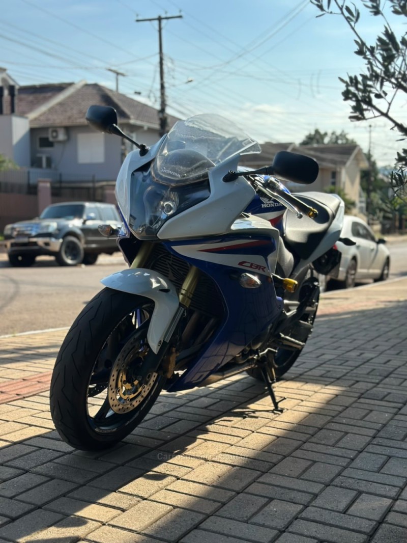 CBR 600F  - 2013 - LAJEADO