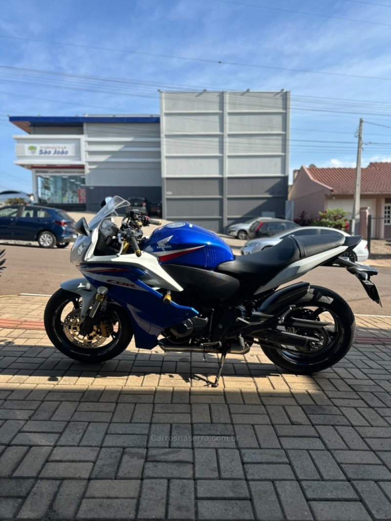 CBR 600F  - 2013 - LAJEADO