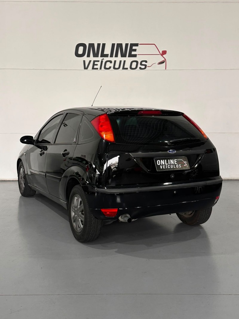 FOCUS 2.0 GHIA 16V GASOLINA 4P MANUAL - 2005 - FARROUPILHA