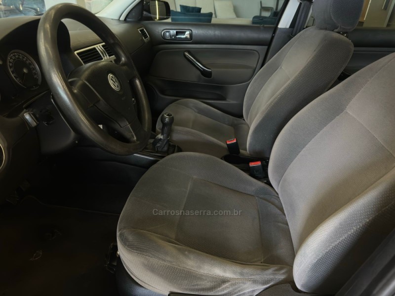 BORA 2.0 MI 8V FLEX 4P MANUAL - 2009 - SAPIRANGA