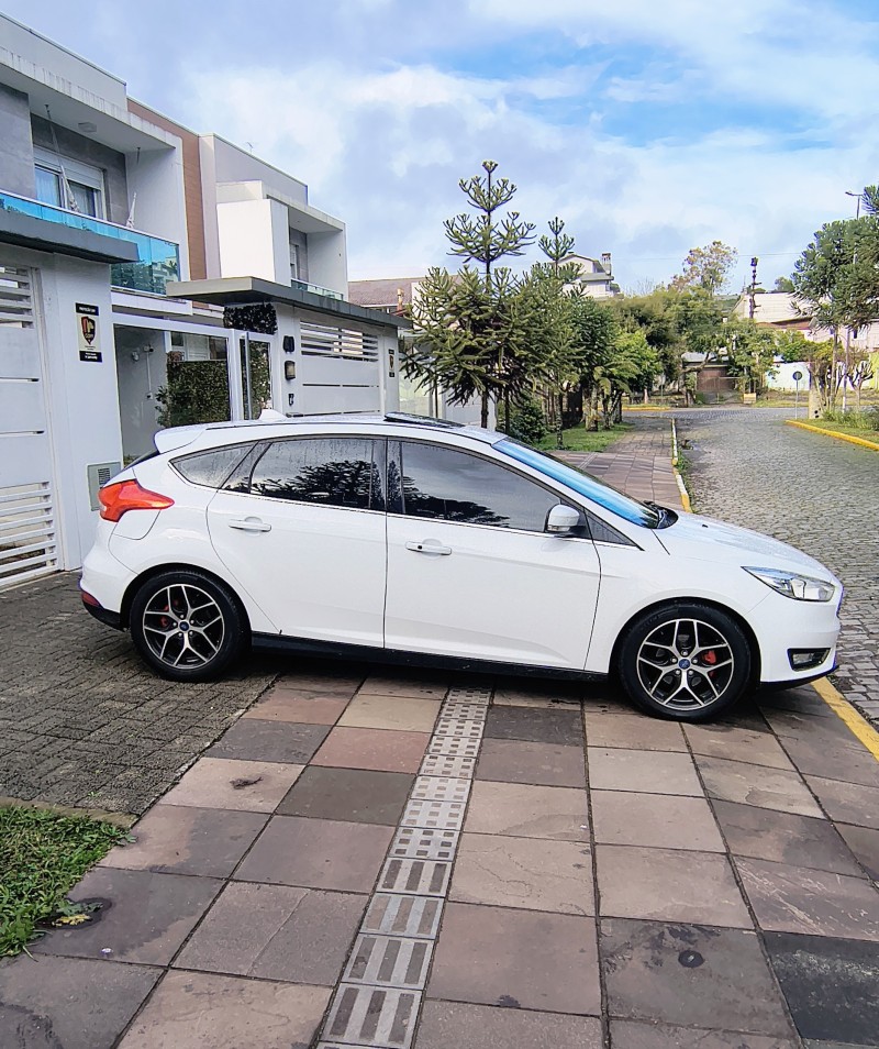 FOCUS 2.0 TITANIUM HATCH 16V FLEX 4P AUTOMÁTICO - 2017 - FARROUPILHA