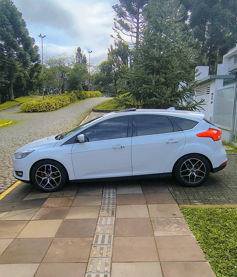 FOCUS 2.0 TITANIUM HATCH 16V FLEX 4P AUTOMÁTICO - 2017 - FARROUPILHA