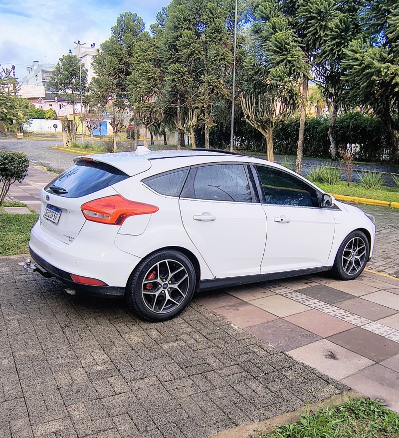 FOCUS 2.0 TITANIUM HATCH 16V FLEX 4P AUTOMÁTICO - 2017 - FARROUPILHA