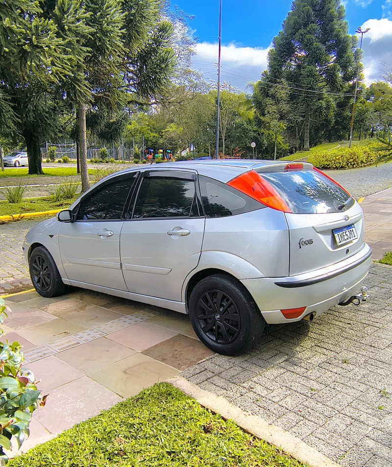 FOCUS 1.6 GL 16V FLEX 4P MANUAL - 2005 - FARROUPILHA