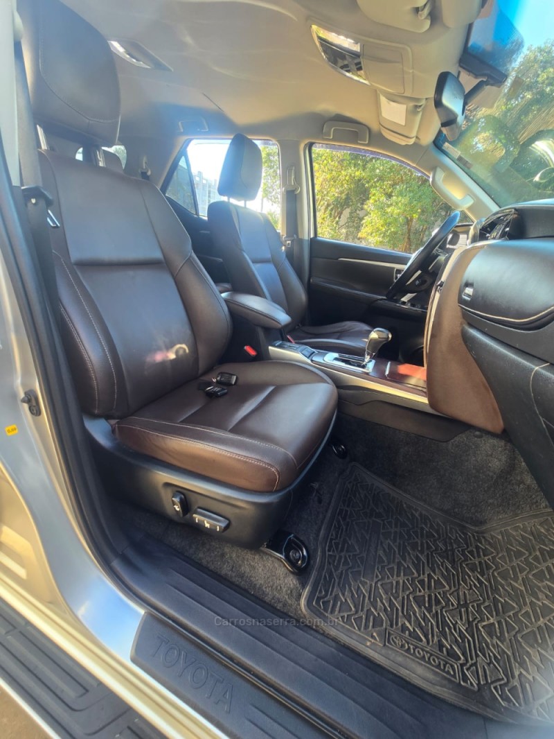 HILUX SW4 2.8 SRX 4X4 7 LUGARES 16V TURBO INTERCOOLER DIESEL 4P AUTOMÁTICO - 2020 - LAJEADO