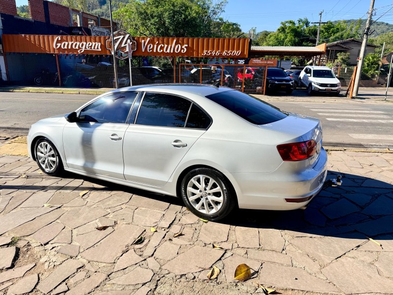 JETTA 2.0 TRENDLINE FLEX 4P TIPTRONIC - 2011 - TRêS COROAS