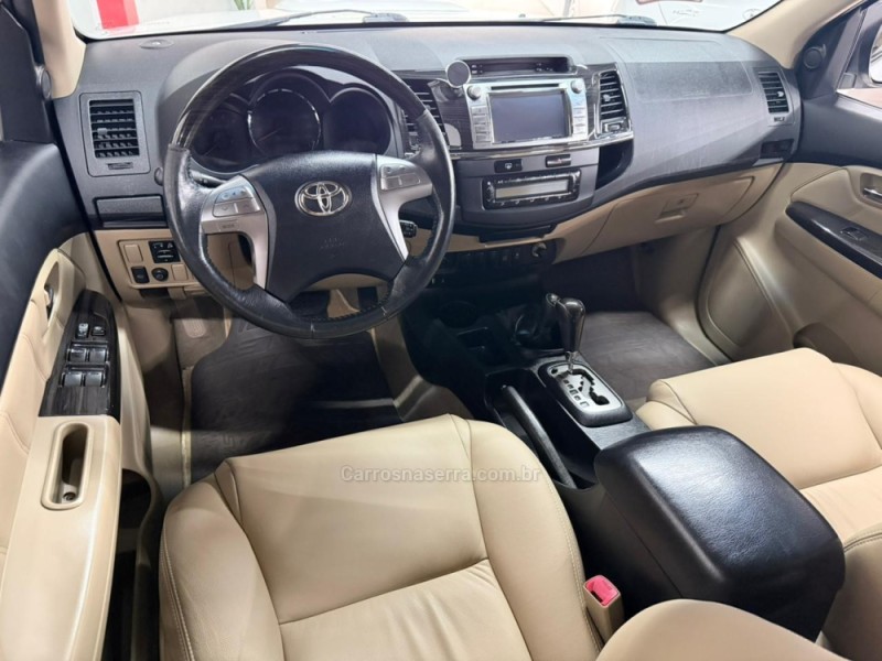 HILUX SW4 3.0 SRV 4X4 7 LUGARES 16V TURBO INTERCOOLER DIESEL 4P AUTOMÁTICO - 2014 - CAXIAS DO SUL