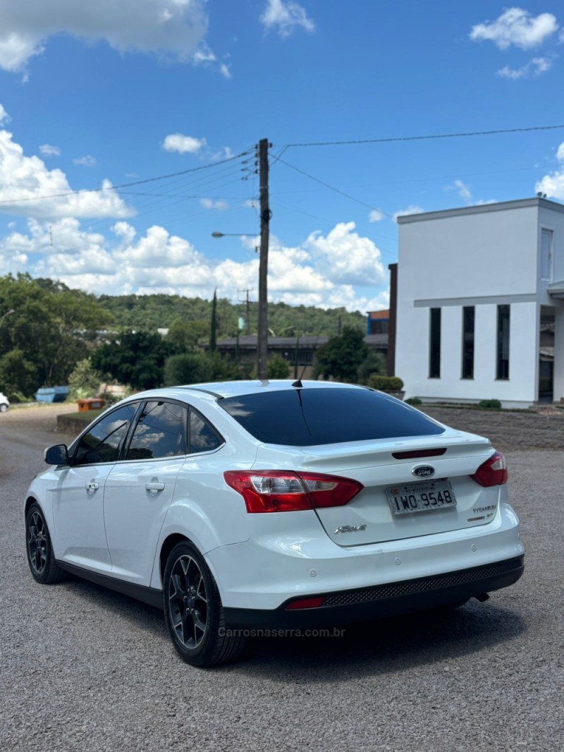 FOCUS 2.0 TITANIUM SEDAN 16V FLEX 4P AUTOMÁTICO - 2015 - NOVA PRATA
