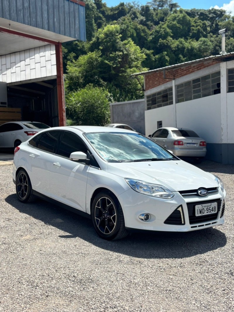 FOCUS 2.0 TITANIUM SEDAN 16V FLEX 4P AUTOMÁTICO - 2015 - NOVA PRATA