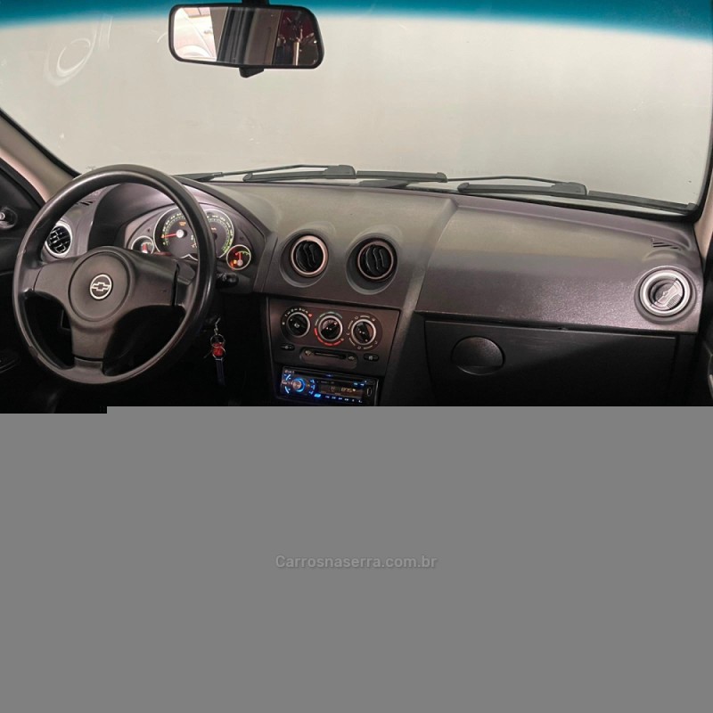 PRISMA 1.4 MPFI MAXX 8V FLEX 4P MANUAL - 2011 - PORTãO