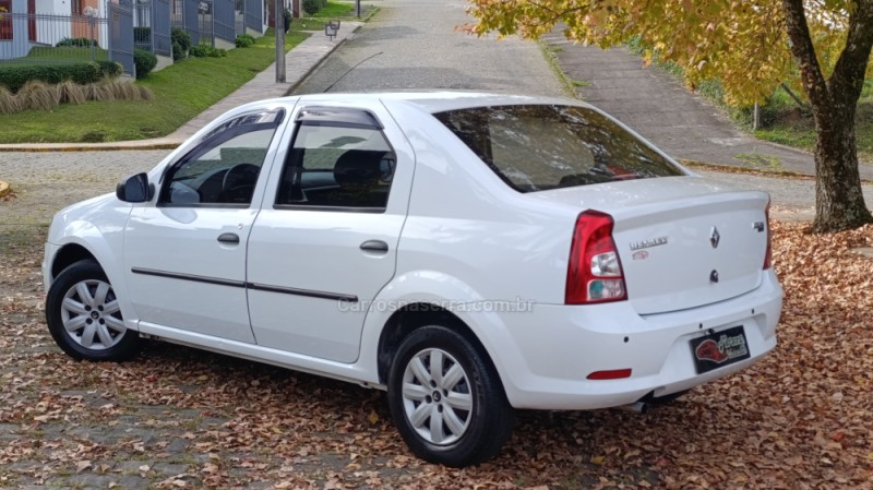 LOGAN 1.0 AUTHENTIQUE PLUS 16V FLEX 4P MANUAL - 2011 - CAXIAS DO SUL