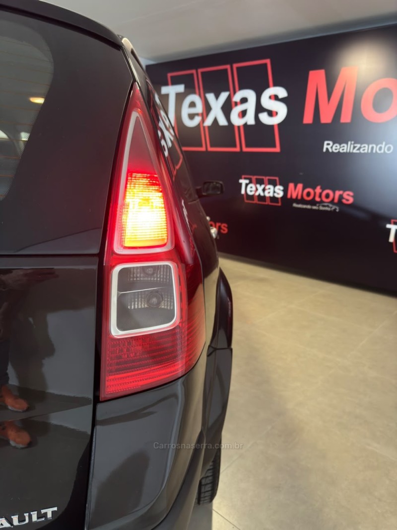MÉGANE 1.6 DYNAMIQUE GRAND TOUR 16V FLEX 4P MANUAL - 2013 - NOVO HAMBURGO