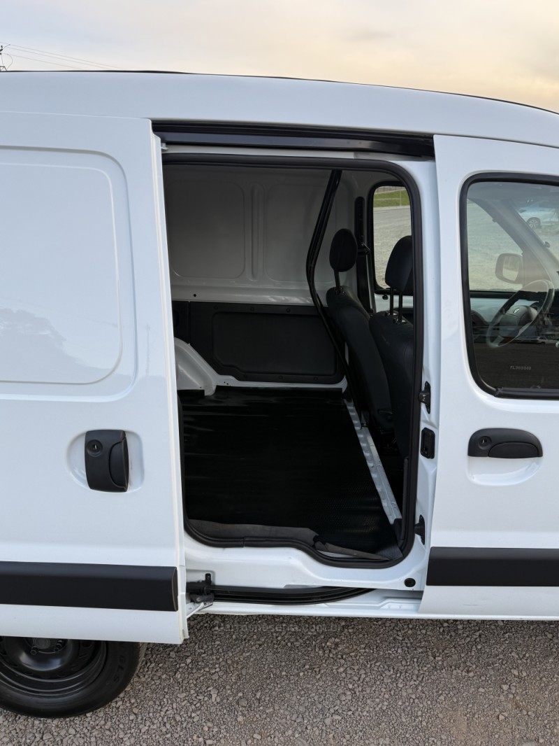 KANGOO 1.6 EXPRESS 16V FLEX 4P MANUAL - 2015 - NOVA ARAçá