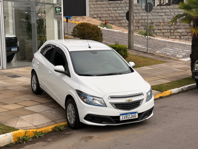 ONIX 1.4 MPFI LT 8V FLEX 4P MANUAL - 2015 - FARROUPILHA