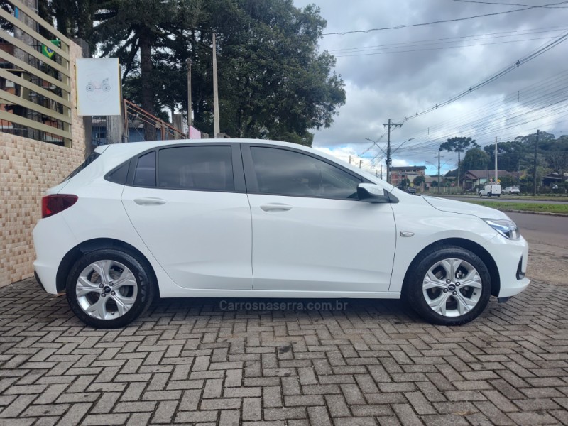 ONIX 1.0 LTZ 12V TURBO FLEX 4P MANUAL - 2023 - CANELA