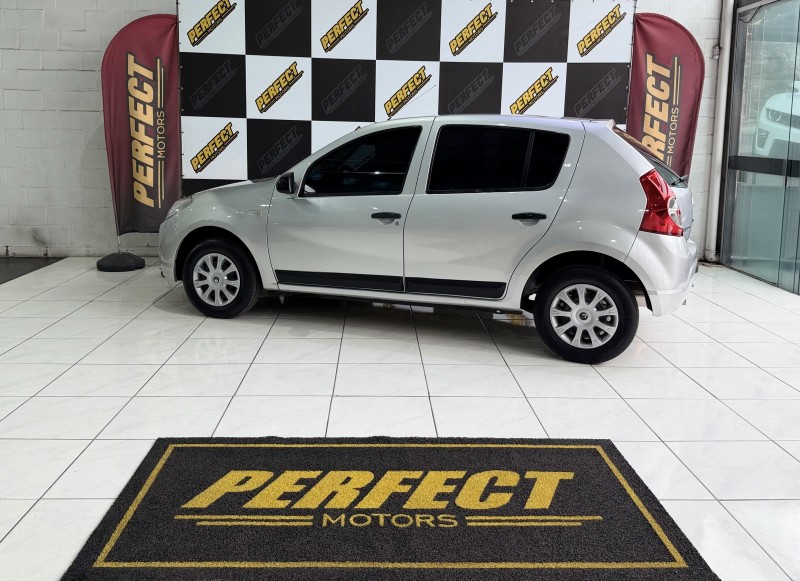SANDERO 1.0 AUTHENTIQUE 16V FLEX 4P MANUAL - 2010 - PORTãO
