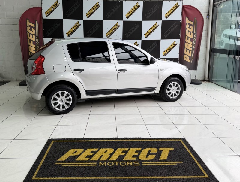 SANDERO 1.0 AUTHENTIQUE 16V FLEX 4P MANUAL - 2010 - PORTãO
