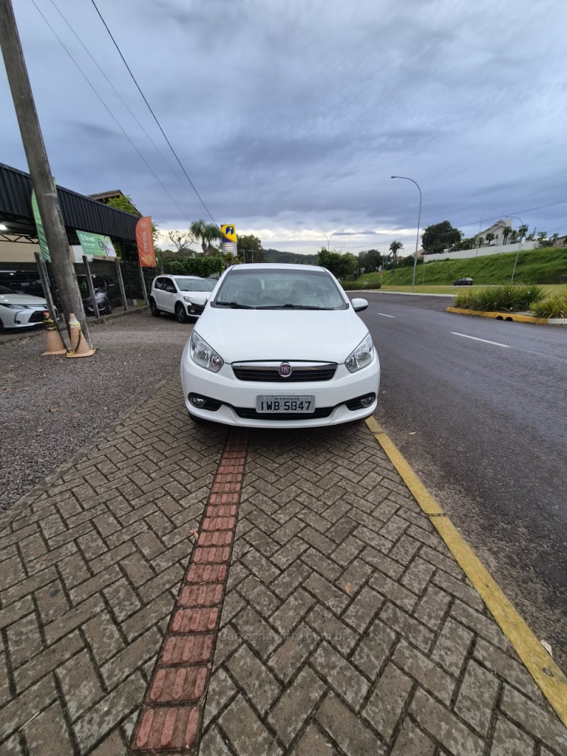 GRAND SIENA 1.6 MPI ESSENCE 16V FLEX 4P MANUAL - 2015 - BOM PRINCíPIO