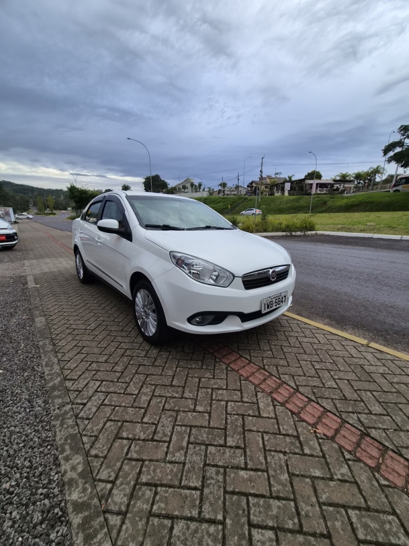 grand siena 1.6 mpi essence 16v flex 4p manual 2015 bom principio