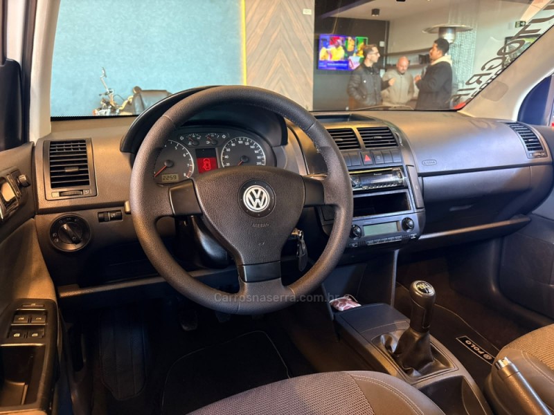 POLO SEDAN 1.6 MI COMFORTLINE 8V FLEX 4P MANUAL - 2010 - CAMPO BOM