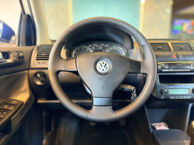 POLO SEDAN 1.6 MI COMFORTLINE 8V FLEX 4P MANUAL - 2010 - CAMPO BOM