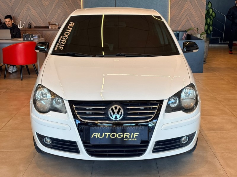 POLO SEDAN 1.6 MI COMFORTLINE 8V FLEX 4P MANUAL - 2010 - CAMPO BOM