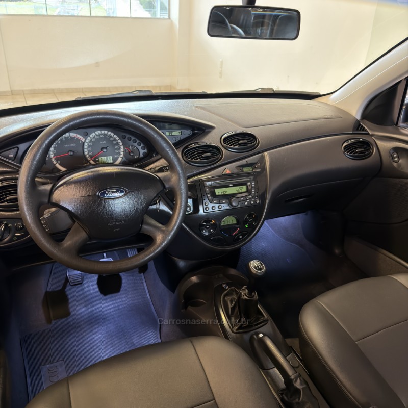 FOCUS 2.0 GHIA 16V GASOLINA 4P MANUAL - 2006 - FARROUPILHA