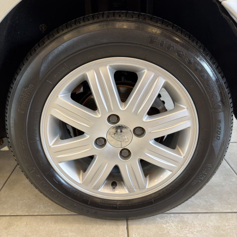 FOCUS 2.0 GHIA 16V GASOLINA 4P MANUAL - 2006 - FARROUPILHA