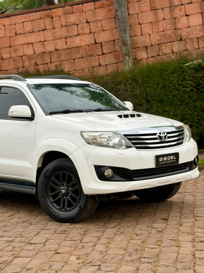 HILUX 3.0 SRV 4X4 CD 16V TURBO INTERCOOLER DIESEL 4P MANUAL - 2014 - VENâNCIO AIRES