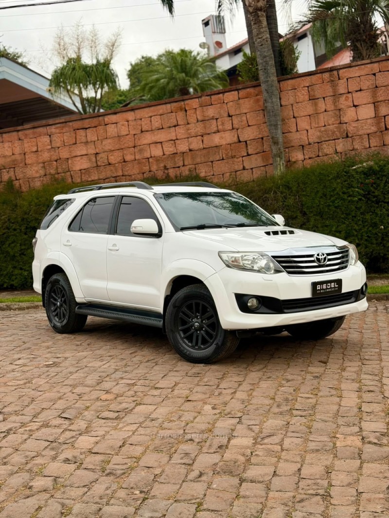 hilux 3.0 srv 4x4 cd 16v turbo intercooler diesel 4p manual 2014 venancio aires