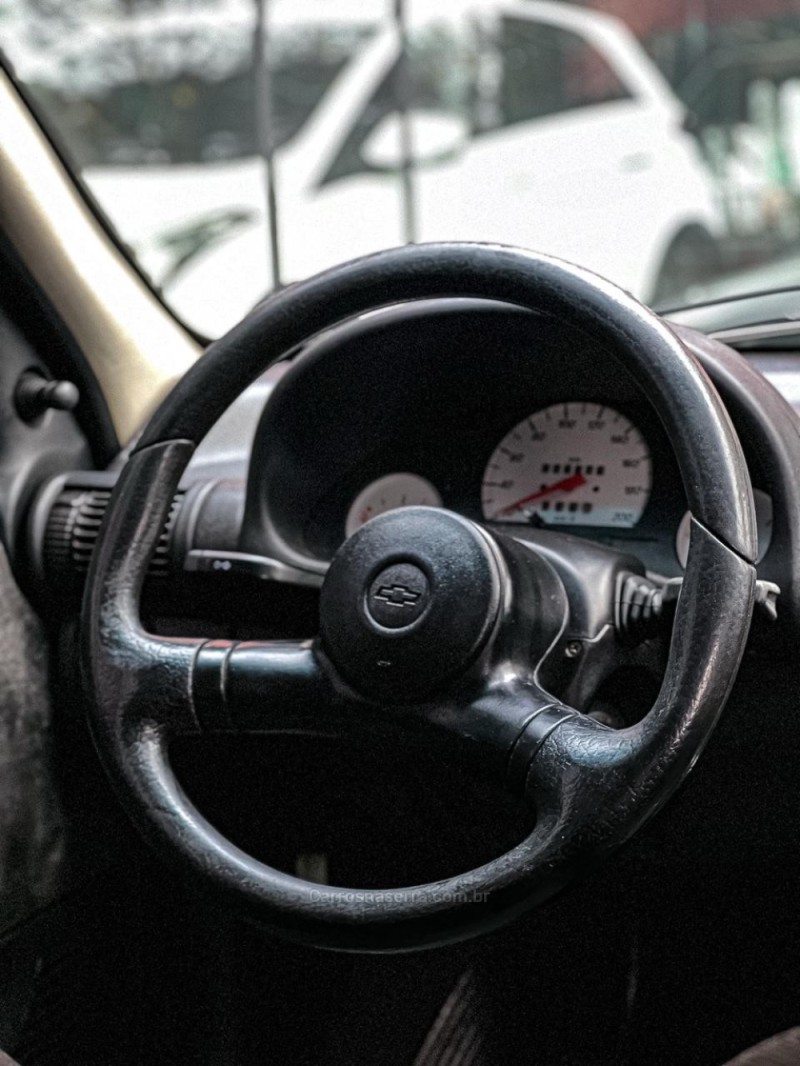 CLASSIC 1.0 MPFI 8V GASOLINA 4P MANUAL - 2001 - CANELA