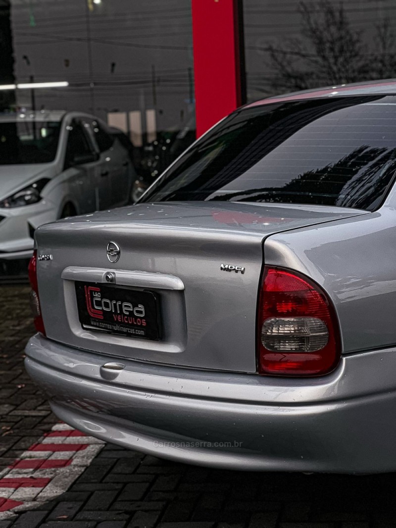 CLASSIC 1.0 MPFI 8V GASOLINA 4P MANUAL - 2001 - CANELA
