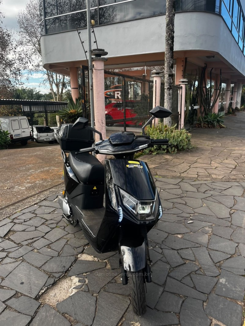 X PREMIUM ELÉTRICO 66 KW 4P AUTOMÁTICO - 2025 - CARLOS BARBOSA