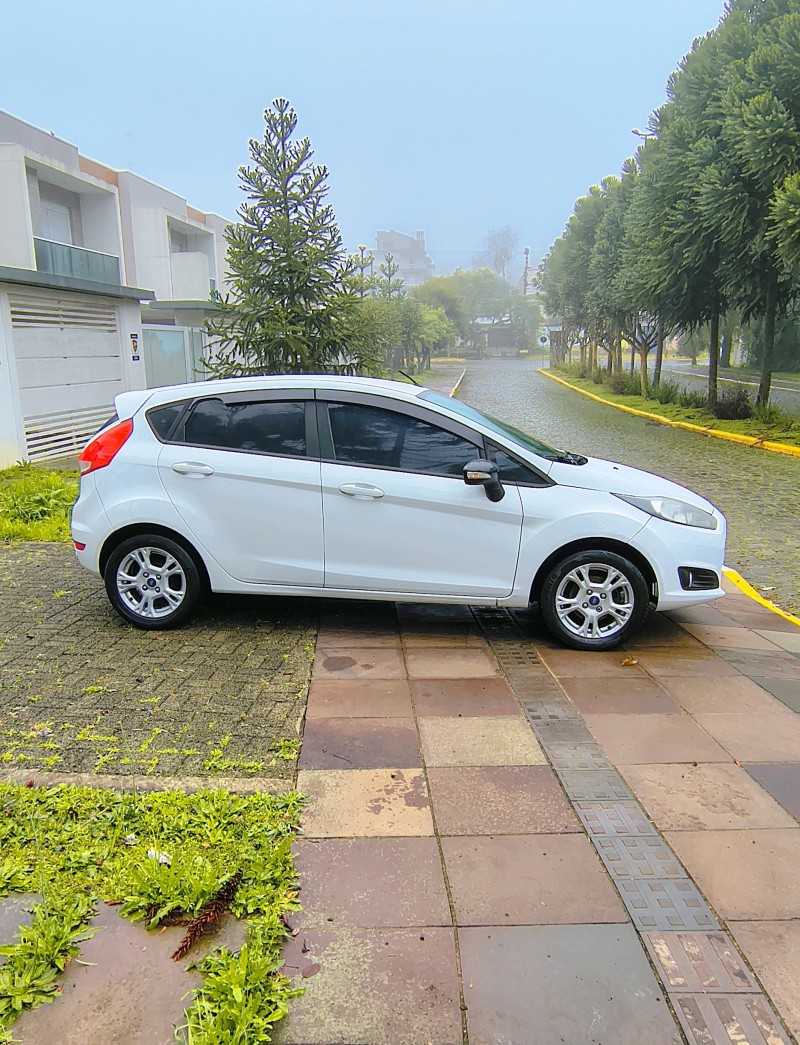 FIESTA 1.6 SE HATCH 16V FLEX 4P MANUAL - 2017 - FARROUPILHA