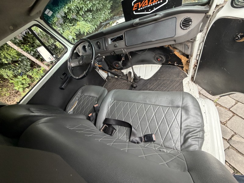 KOMBI 1.6 MI FURGÃO 8V GASOLINA 3P MANUAL - 2004 - CAXIAS DO SUL